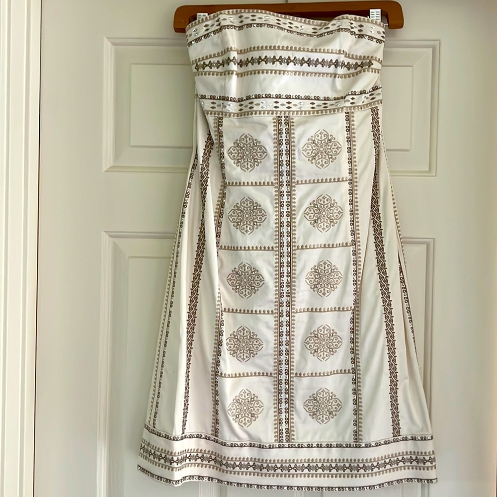 NWT STRAPLESS EMBELLISHED DRESS